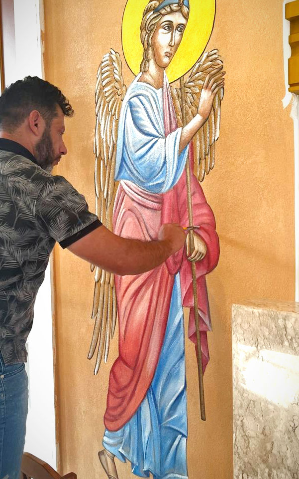 Artista pintando iconografia sacra